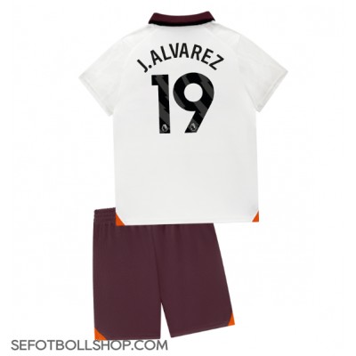 Billiga Manchester City Julian Alvarez #19 Barnkläder Borta fotbollskläder till baby 2023-24 Kortärmad (+ Korta byxor)